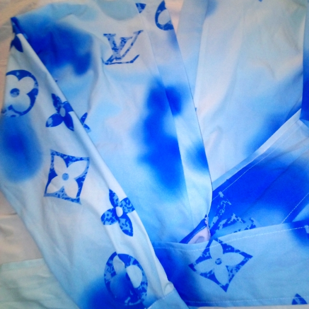 Logo rap blouse NWOT fits M/L